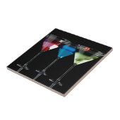 Verschiedene Cocktails in Martini-Brillen auf schw Fliese (Seite)