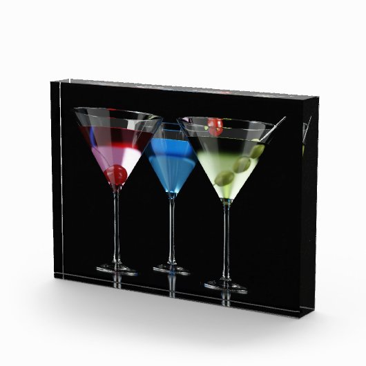 Verschiedene Cocktails in Martini-Brillen auf schw Fotoblock (Rechts)