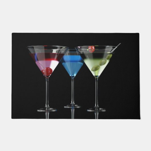 Verschiedene Cocktails in Martini-Brillen auf schw Fußmatte (Vorderseite)