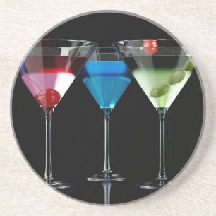 Verschiedene Cocktails in Martini-Brillen auf schw Getränkeuntersetzer