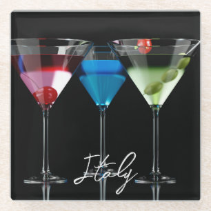 Verschiedene Cocktails in Martini-Brillen auf schw Glasuntersetzer