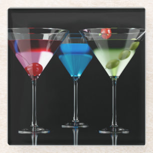 Verschiedene Cocktails in Martini-Brillen auf schw Glasuntersetzer