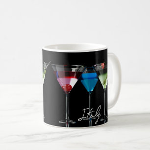 Verschiedene Cocktails in Martini-Brillen auf schw Kaffeetasse