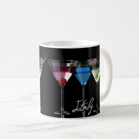 Verschiedene Cocktails in Martini-Brillen auf schw Kaffeetasse (VorderseiteRechts)