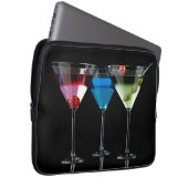 Verschiedene Cocktails in Martini-Brillen auf schw Laptopschutzhülle (Vorne Rechts)