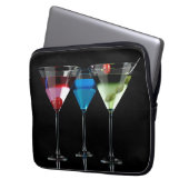 Verschiedene Cocktails in Martini-Brillen auf schw Laptopschutzhülle (Vorderseite Links)