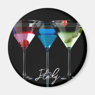 Verschiedene Cocktails in Martini-Brillen auf schw Magnet