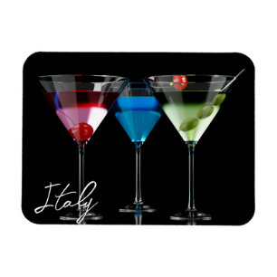 Verschiedene Cocktails in Martini-Brillen auf schw Magnet