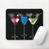 Verschiedene Cocktails in Martini-Brillen auf schw Mousepad (Mit Mouse)