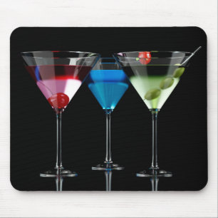 Verschiedene Cocktails in Martini-Brillen auf schw Mousepad