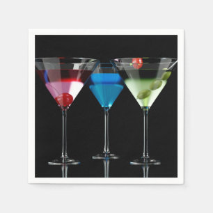 Verschiedene Cocktails in Martini-Brillen auf schw Serviette
