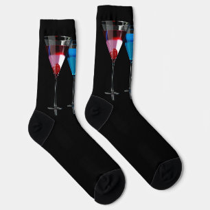 Verschiedene Cocktails in Martini-Brillen auf schw Socken