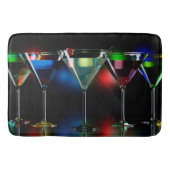 Verschiedene Cocktails in Martini Brillen mit Lich Badematte (Vorderseite)