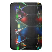 Verschiedene Cocktails in Martini Brillen mit Lich Badematte (Vorderseite Vertikal)