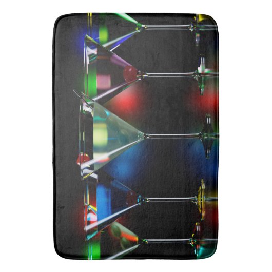 Verschiedene Cocktails in Martini Brillen mit Lich Badematte (Vorderseite Vertikal)