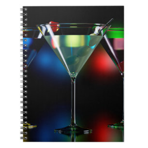 Verschiedene Cocktails in Martini Brillen mit Lich Notizblock