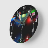 Verschiedene Cocktails in Martini Brillen mit Lich Runde Wanduhr (Winkel)
