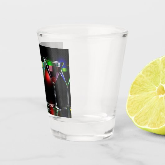 Verschiedene Cocktails in Martini Brillen mit Lich Schnapsglas (Rechts)