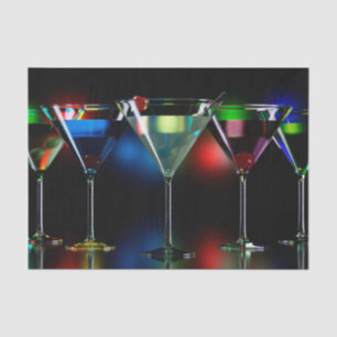 Verschiedene Cocktails in Martini Brillen mit Lich Seidenpapier