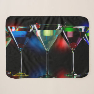 Verschiedene Cocktails in Martini Brillen mit Lich Sherpadecke