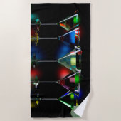 Verschiedene Cocktails in Martini Brillen mit Lich Strandtuch (Vorderseite)