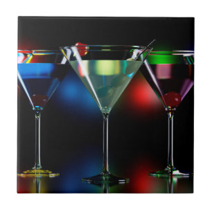 Verschiedene Cocktails in Martini-Gläsern mit Lich Fliese