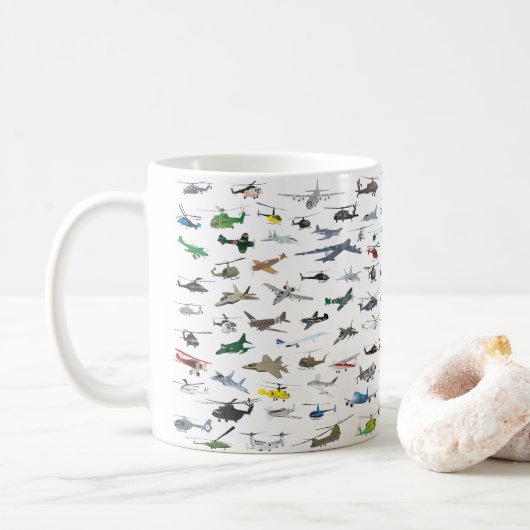 Verschiedene farbige Flugzeuge und Hubschrauber Kaffeetasse (Mit Donut)