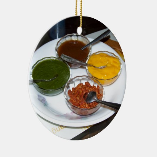 Verschiedene indische Gewürze in den Schüsseln Keramikornament (Rechts)