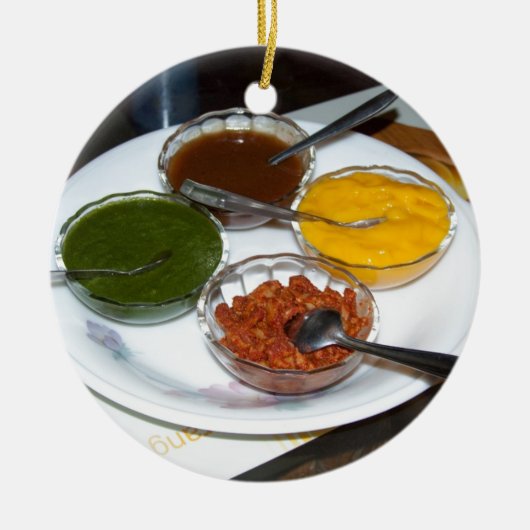 Verschiedene indische Gewürze in den Schüsseln Keramikornament (Vorne)