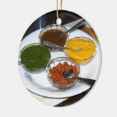 Verschiedene indische Gewürze in den Schüsseln Keramikornament (Links)