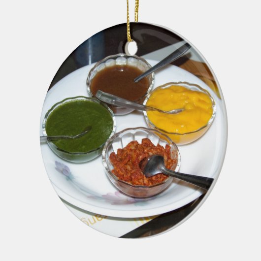 Verschiedene indische Gewürze in den Schüsseln Keramikornament (Links)