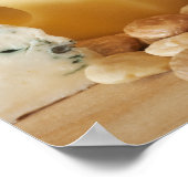 Verschiedene Käse auf der Tafel Poster (Ecke)