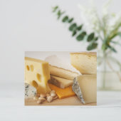 Verschiedene Käse auf der Tafel Postkarte (Stehend Vorderseite)