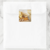 Verschiedene Käse auf der Tafel Quadratischer Aufkleber (Tasche)