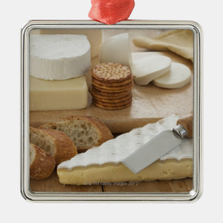 Verschiedene Käse und Brot auf Tabelle Ornament Aus Metall