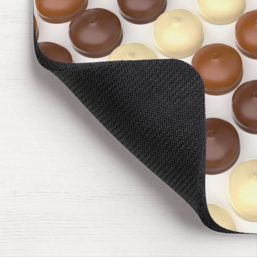 Verschiedene schokoladenbeschichtete Marshmallows Mousepad (Ecke)
