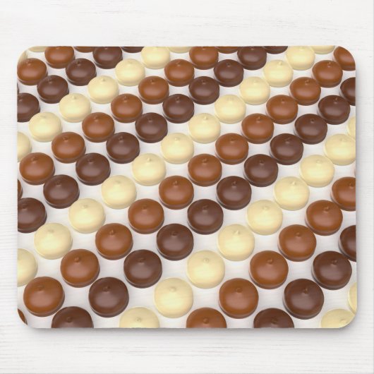 Verschiedene schokoladenbeschichtete Marshmallows Mousepad (Vorne)