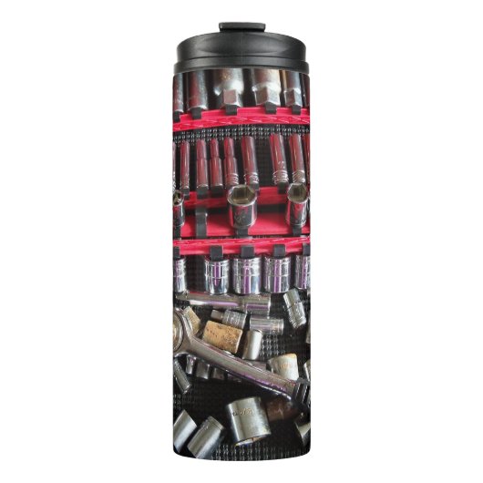 Verschiedene Steckdosen in einer Werkzeugschublade Thermosbecher (Vorderseite)