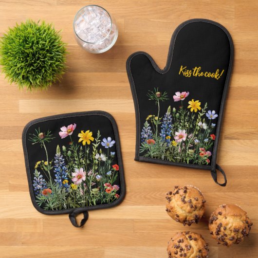 Verschiedenes Feld von Wildblumen auf schwarz Ofenhandschuh & Topflappen-Set (Oben Unten)