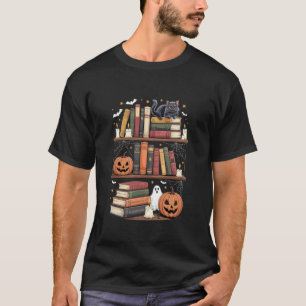 Verschlafener Bücherregal mit Katzenkürbissen und T-Shirt