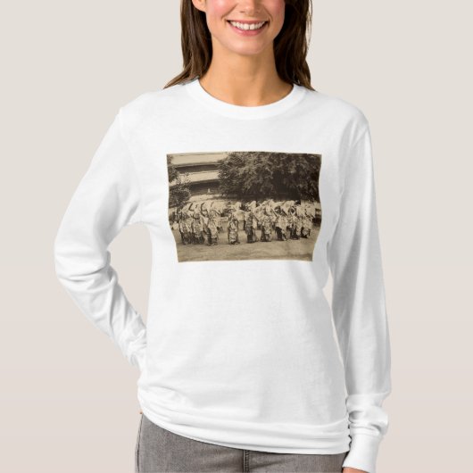 Verschleierte Tänzer in Mandalay, Birma T-Shirt (Vorderseite)