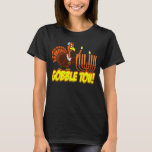 Verschlingen Sie Tov Thanksgivukkah die Türkei T-Shirt<br><div class="desc">Feiern Sie Thanksgivukkah 2013 mit diesem Klassiker verschlingen Tov T - Shirt! Aufmachung einen Entwurf eines lustigen Cartoontruthahns, der ein yamaka, ein Davidsstern Halskette trägt und die menorah Kerze auf Erntedank beleuchtet. Ein Chanukka-Erntedank tritt nicht für andere 77.000 Jahre auf! Ergreifen Sie so dieses große Andenken-Shirt für diese Sobald-in-ein-Lebenszeitfeier. *Makes...</div>