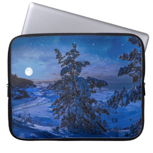 Verschneite Ostseeküste mit Tanne in der Nacht Laptopschutzhülle