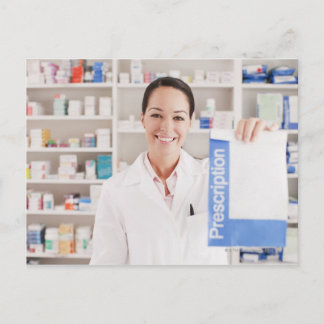 Verschreibung für Apotheker im Arzneimittellager Postkarte