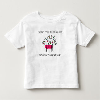 Verschrobe Kuchen-Mädchen kräuselten T-Shirt im