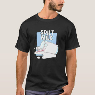 Verschüttete Milch In Einer Glas Molkerei Kuh Milc T-Shirt