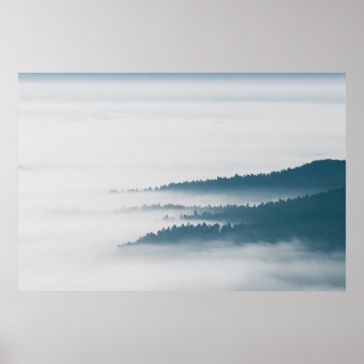 Verschwindende Hügel im Nebel Poster (Vorne)