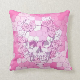 Verschwindener Schädel mit Rosen auf rosa Kissen