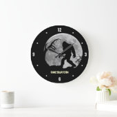 Verschwunden Squatchin mit Mond und Silhouette Große Wanduhr (Zuhause)
