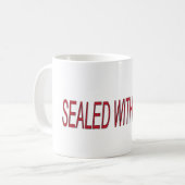 versiegelt mit Kiss-Liebe-Zitaten Kaffeetasse (Vorderseite Links)